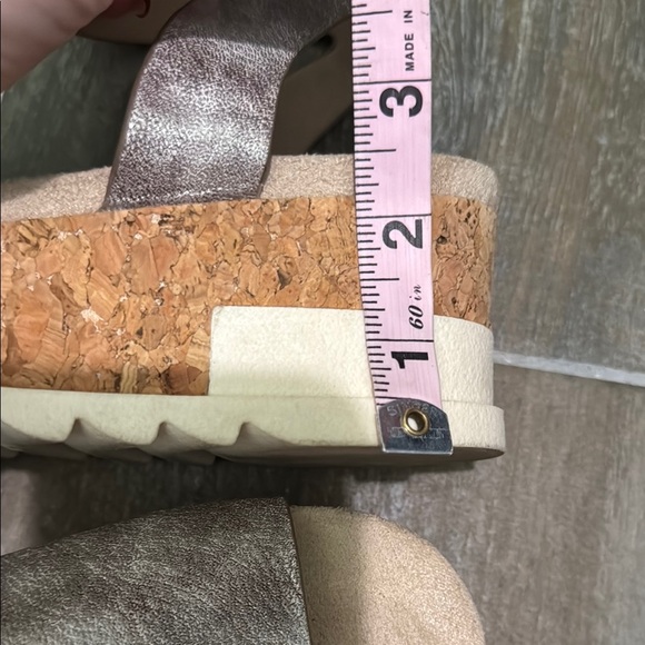 Pierre Dumas Women's Sandals in Metallic Silver and Cream - Picture 9 of 10